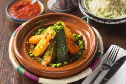 Plat de tajine végétal cuit à l'étouffée