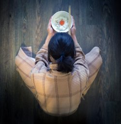 Homme assis tranquillement pour déguster son repas