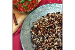 Riz servi avec des lentilles et des tomates