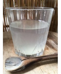 Verre d'eau d'argile, en verre avec une cuillère en bois