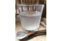 Verre d'eau d'argile, en verre avec une cuillère en bois