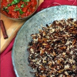Riz servi avec des lentilles et des tomates